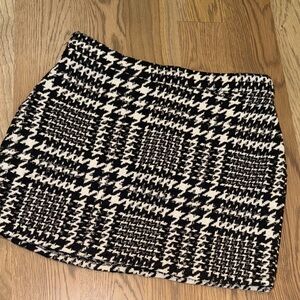 Elegant Houndstooth Mini Skirt